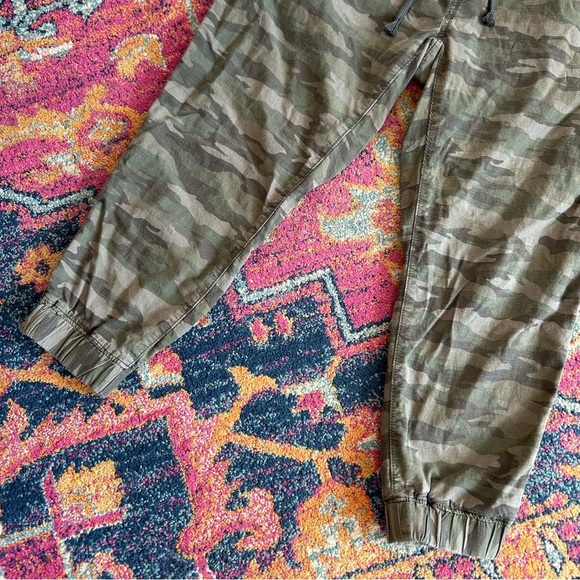 Levi's | Women’s Green Camo Off Duty Drawstring Elastic Waist Jogger Pants Sz L - Picture 9 of 15